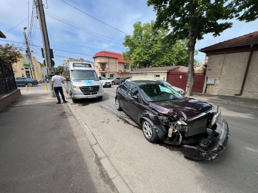 Coliziune spectaculoasă pe strada Nicolae Iorga: Un Ford intră în coliziune cu un microbuz CT Bus! 1 foto video accident pe strada nicolae iorga un ford ar fi lovit un microbuz ct bus 683041ae4a884