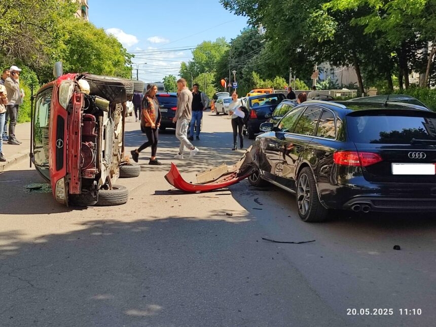 Coliziune spectaculoasă în Constanța: O mașină s-a răsturnat pe strada Tulcei 1 foto video accident rutier in constanta un autoturism s a rasturnat pe strada tulcei 682c430568608