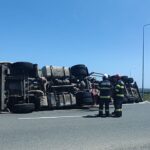 ATENȚIE! Pe 23 August, o cisternă plină de bitum s-a răsturnat în sensul giratoriu de la intrarea în oraș! 2 foto video alerta in 23 august o cisterna incarcata cu bitum s a rasturnat in sensul giratoriu de la intrare in localitate 683056a978ed9