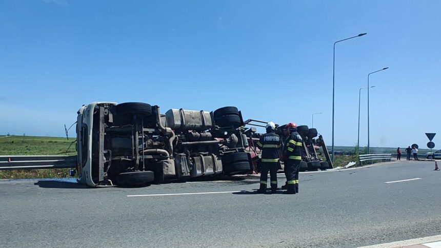 ATENȚIE! Pe 23 August, o cisternă plină de bitum s-a răsturnat în sensul giratoriu de la intrarea în oraș! 1 foto video alerta in 23 august o cisterna incarcata cu bitum s a rasturnat in sensul giratoriu de la intrare in localitate 683056a978ed9