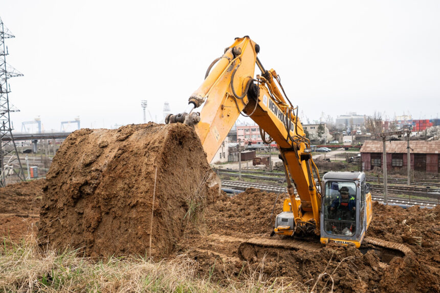 Portul Constanța în pericol: Alunecările de teren devastează gardul de incintă, iar costurile de reparare depășesc 1,7 milioane de euro! 1 foto video gardul de incinta al portului constanta distrus de alunecarile de teren lucrarile de stabilizare depasesc 17 de milioane de euro 6819c0b504ebf