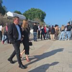 Gheorghe Hagi își dezvăluie povestea în cadrul unui eveniment special la Cazinoul din Constanța, alături de cei dragi și oficialități locale. 3 foto video gheorghe hagi si a lansat autobiografia vizuala drumul meu la cazinoul din constanta in prezenta familiei si a autoritatilor locale 68308f390fcf1