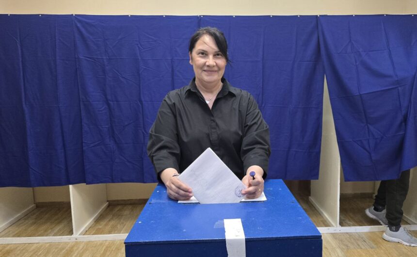 Primarul Iulia Iurea din Valu lui Traian, la vot: Am ales cu inima pentru comunitatea noastră și pentru o națiune liberă! 1 foto video primarul comunei valu lui traian iulia iurea a fost la urne am votat cu gandul la valureni am votat pentru o tara libera 6817119924889