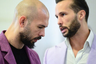 fratii tate se vor intoarce in marea britanie pentru a raspunde acuzatiilor de viol dupa ce se incheie procedurile din romania 6838aa15231de