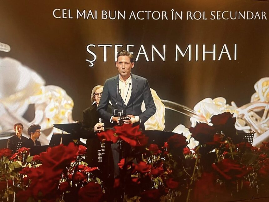 „Ceremonia Premiilor UNITER: Ștefan Mihai de la Teatrul de Stat Constanța, distins cu titlul de „Cel mai bun actor în rol secundar” pentru interpretația sa în „A douăsprezecea noapte”” 1 gala premiilor uniter stefan mihai de la teatrul de stat constanta a primit premiul cel mai bun actor in rol secundar pentru rolul feste din spectacolul a douasprezecea n 683501ab18096