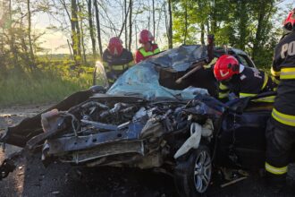 galerie foto accident rutier teribil cu 3 masini la iesire din costinesti o persoana a murit 682ab87397e3b