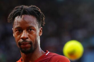 galerie foto fan psg gael monfils rateaza finala champions league desi avea bilet si a fost deja eliminat la roland garros 2025 68399eab1f492