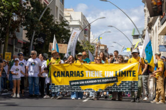 galerie foto mii de spanioli au protestat impotriva turismului excesiv in insulele canare este un colaps total 6829fbcc1325f