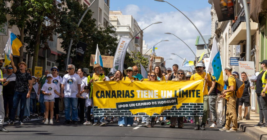 Mii de spanioli s-au mobilizat în Insulele Canare pentru a protesta împotriva turismului de masă: „Asistăm la un colaps total” 1 galerie foto mii de spanioli au protestat impotriva turismului excesiv in insulele canare este un colaps total 6829fbcc1325f