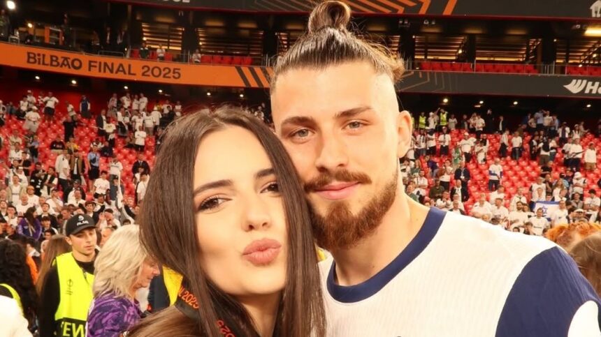 Ioana Stan, iubita lui Radu Drăgușin, a stârnit interesul englezilor! "Publică adesea momente pline de romantism" în The Sun. 1 galerie foto partenera lui radu dragusin i a pus pe jar pe englezi ioana stan a aparut in the sun impartaseste frecvent imagini romantice 683195f63c04c