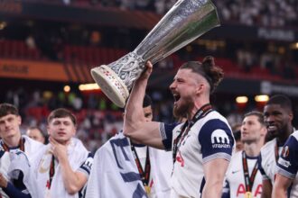 galerie foto radu dragusin castigator de europa league imaginile bucuriei dupa tottenham manchester united 1 0 682e4e2345366