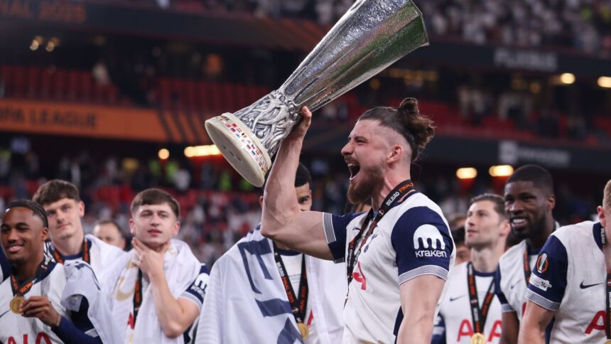 Radu Drăgușin, triumfător în Europa League! Momentele de fericire după victoria Tottenham - Manchester United 1-0 1 galerie foto radu dragusin castigator de europa league imaginile bucuriei dupa tottenham manchester united 1 0 682e4e2345366