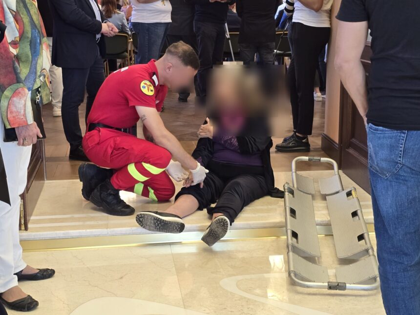 Zilele Constanței încep cu o intervenție de urgență la Cazinou! 1 galerie foto start cu un incident la zilele constantei interventie a ambulantei la cazinou 682d93443e85a