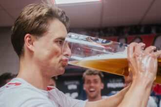 galerie foto tapi de bere fc koln a castigat divizia secunda si a promovat in bundesliga 682b1756bf0b0
