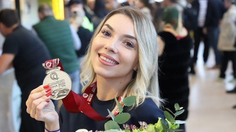 Bernadette Szocs, vicecampioana mondială, s-a întors la București: „Sunt extrem de entuziasmată!” 1 galerie foto vicecampioana mondiala bernadette szocs a revenit la bucuresti sunt foarte fericita 683483178d69e
