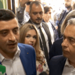 George Simion și Călin Georgescu, alături de soțiile lor, au exercitat dreptul de vot în Mogoșoaia. 3 george simion insotit de calin georgescu au votat la sectia din mogosoaia ei sunt insotiti de sotiile lor 68296e52358e4