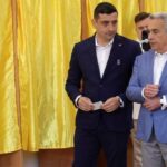 George Simion: Apreciez eforturile instituțiilor implicate. Observatori de la Departamentul de Stat și Securitate Internă monitorizează alegerile, iar sondajele noastre sugerează o victorie decisivă. 2 george simion le multumesc tuturor institutiilor care si au facut treaba sunt reprezentanti de la department of state si homeland security care observa alegerile sondajele noastre indica o victorie 6829bab5474a3