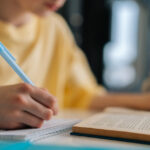 Cele mai frecvente capcane gramaticale în limba română: De la „fi” la „fii” și dilemele scrierii „sărut mâna” versus „sărutmâna” 2 greselile gramaticale intalnite cel mai des in limba romana confuzia dintre fi si fii cum se scrie sarut mana sau sarutmana 681ee1a09ec93