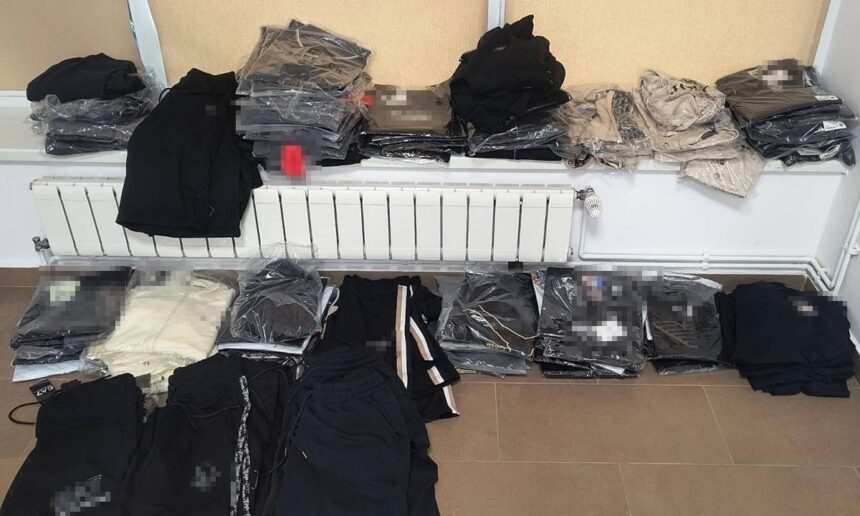 Captură surprinzătoare la Mangalia: Poliția de frontieră descoperă articole de îmbrăcăminte de marcă fără documente, într-un autocar venit din Turcia! 1 haine de firma fara acte descoperite de politistii de frontiera la mangalia intr un autocar care venea din turcia 682d9eab0c27e