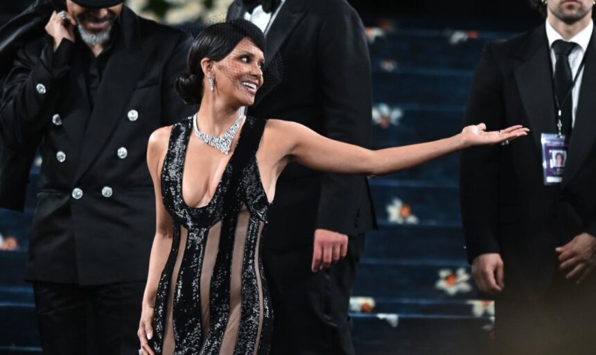 Halle Berry, pe punctul de a face o alegere vestimentară riscantă la Met Gala 2025. Rochia sa neagră cu detalii transparente a expus mai mult decât trebuia! 1 halle berry aproape de o gafa vestimentara la met gala 2025 rochia neagra cu parti transparente a lasat prea mult la vedere 6819b8d958ff9
