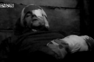 hamas a difuzat un videoclip in care apare un ostatic israelian ranit detinut in fasia gaza 681662e299a9d