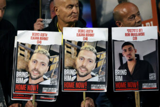 hamas a facut publica o noua inregistrare video cu doi ostatici israelieni 681fab718d7b2