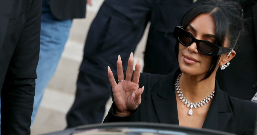 „Bunicii hoți” judecați la Paris pentru jaful bijuteriilor Kim Kardashian. Reacția vedetei după sentință 1 hotii bunici condamnati la paris pentru furtul bijuteriilor lui kim kardashian mesajul transmis de vedeta dupa verdict 683296dc7491a