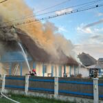 Descoperă cauza incendiului care a mistuit pensiunea din Crișan, Delta Dunării! Acoperișul și podul clădirii au fost reduse la scrum. 2 iata de ce a luat foc pensiunea din crisan din delta dunarii au ars acoperisul si podul cladirii 682d69e1bf635