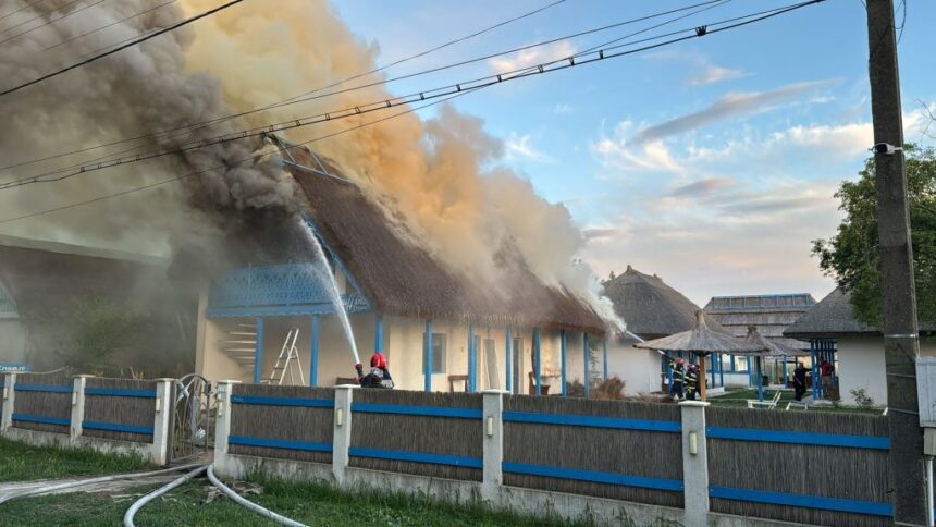 Descoperă cauza incendiului care a mistuit pensiunea din Crișan, Delta Dunării! Acoperișul și podul clădirii au fost reduse la scrum. 1 iata de ce a luat foc pensiunea din crisan din delta dunarii au ars acoperisul si podul cladirii 682d69e1bf635