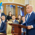 Ilie Bolojan își reconfigurează echipa: 13 angajați ai Administrației Prezidențiale, inclusiv șefa protocolului, își încheie cariera după două decenii. 2 ilie bolojan a eliberat din functie 13 persoane din administratia prezidentiala sefa protocolului de la cotroceni pleaca dupa 20 de ani 68343d1fb1ca2