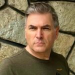O amintire prețioasă din tinerețea lui Mircea Radu: Povestea fascinantă a întâlnirii cu un maestru al iluzionismului și a unei legături neobișnuite cu șerpii! 2 imagine rara cu mircea radu din copilarie povestea care l a marcat mi a spus ca inghite sabii si adora serpi cu care se plimba de gat 681602d16f977