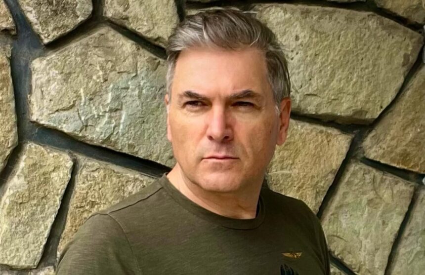 O amintire prețioasă din tinerețea lui Mircea Radu: Povestea fascinantă a întâlnirii cu un maestru al iluzionismului și a unei legături neobișnuite cu șerpii! 1 imagine rara cu mircea radu din copilarie povestea care l a marcat mi a spus ca inghite sabii si adora serpi cu care se plimba de gat 681602d16f977