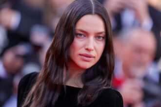 imagini cu vaduva neagra de la cannes 2025 fotomodelul s a adaptat noului cod vestimentar care interzice nuditatea 6825e332b65a7