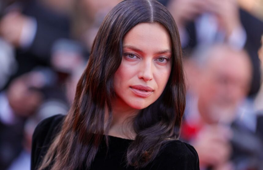 „Văduva Neagră strălucește la Cannes 2025: Un nou stil vestimentar care îmbrățișează eleganța fără nuditate” 1 imagini cu vaduva neagra de la cannes 2025 fotomodelul s a adaptat noului cod vestimentar care interzice nuditatea 6825e332b65a7