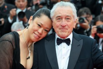 imagini cu vedetele la ceremonia de deschidere de la cannes 2025 robert de niro a fost insotit de tiffany chen iubita cu 35 de ani mai mica decat el 68244f1bc6f83