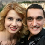 Momente de neuitat de la ceremonia matrimonială a lui Marian Drăgulescu și Simona Carmen: Mireasa strălucește într-o rochie versatilă, iar mirele emană eleganță în negru. 3 imagini de la nunta lui marian dragulescu cu simona carmen mireasa a purtat o rochie de mireasa 2 in 1 iar mirele a aratat elegant in negru 6832cf62d994b