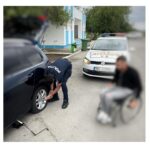 Momente de neuitat pe A2: Un tânăr polițist al autostrăzilor salvează un bărbat aflat în scaun cu rotile 2 imagini impresionante pe a2 un tanar agent de la politia autostrazi erou pentru un barbat imobilizat intr un scaun cu rotile 68334e015c5f3