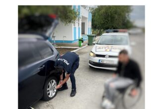 imagini impresionante pe a2 un tanar agent de la politia autostrazi erou pentru un barbat imobilizat intr un scaun cu rotile 68334e015c5f3