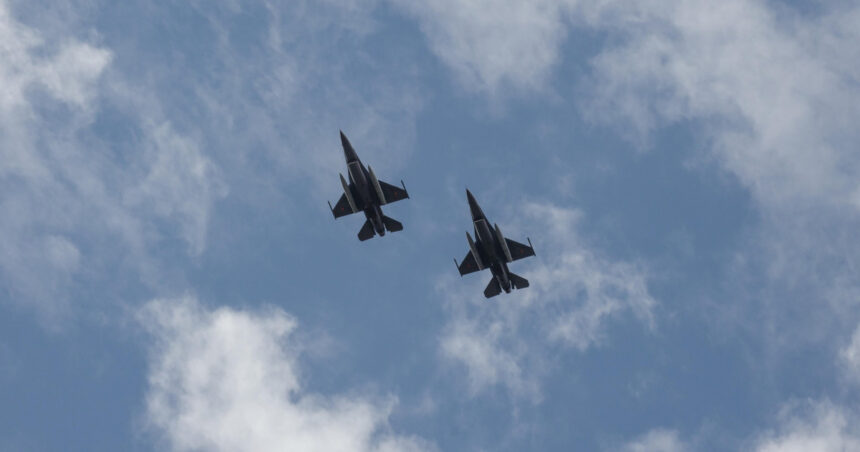 România primește două noi F-16 din Norvegia, aducând un plus de putere aeriană! 1 inca doua aeronave f 16 cumparate din norvegia au aterizat astazi in romania 682f3405dee51