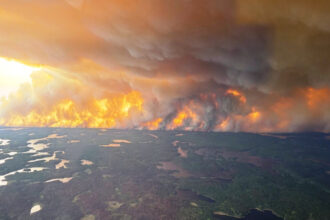 incendiile de vegetatie scapate de sub control din canada alunga mii de oameni din case avem nevoie de ploi 68394f4e8881d