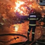 Flăcări devastatoare în Portul Constanța: sute de tone de deșeuri metalice învăluite de foc 2 incendiu in portul constanta sute de tone de deseuri feroase cuprinse de flacari 683b32c7ee500