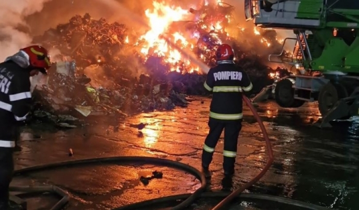 Flăcări devastatoare în Portul Constanța: sute de tone de deșeuri metalice învăluite de foc 1 incendiu in portul constanta sute de tone de deseuri feroase cuprinse de flacari 683b32c7ee500