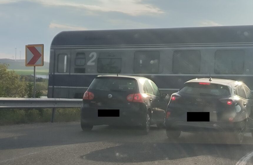 Accident feroviar în Tulcea: un vagon de tren a intrat în coliziune cu un autoturism 1 incident feroviar in judetul tulcea vagonul unui tren de calatori ar fi lovit o masina 682185510d471