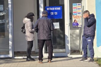 incident intr o sectie de votare din delta dunarii un barbat s a baricadat in incinta si s a certat cu membrii comisiei ce amenda a primit 682a058781767
