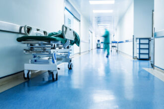 incident la un spital din capitala un barbat devenit recalcitrant a lovit un medic rezident 681ca2a9d3874