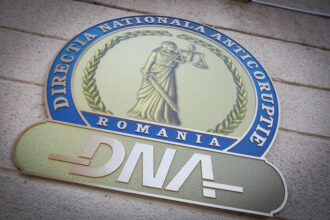 inspector din cadrul directiei generale antifrauda a anaf si un administrator de firma retinuti in dosarul in care dna suspecteaza favorizarea unor operatori de transport care activeaza in domeniul r 68305210c03cf