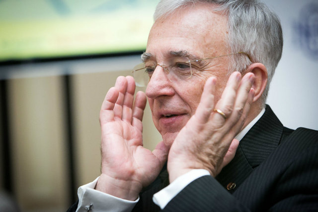 Isărescu: Fiecare persoană are dreptul să-și trăiască îmbătrânirea în stilul propriu, dar unii s-au pierdut în teorii conspiraționiste. Mesajul ăsta public nu reflectă seriozitatea națiunii noastre! 1 isarescu fiecare om poate sa imbatraneasca cum ii place dar unii prea au luat o aiurea asa vad numai conspiratii discursul asta public nu da sentimentul ca suntem o tara serioasa 682c9950e7a4e