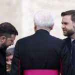 JD Vance se întâlnește la Roma cu Volodimir Zelenski: Prima discuție după tensiunile din Biroul Oval din februarie 3 jd vance se intalneste la roma cu volodimir zelenski este prima intrevedere dupa cearta din biroul oval in februarie 6829f4d124da2
