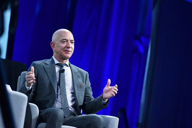 Jeff Bezos își va lichida acțiuni Amazon de până la 4,8 miliarde de dolari! 1 jeff bezos va vinde actiuni amazon in valoare de pana la 48 miliarde de dolari 6815ca7fe412a