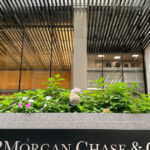 JPMorgan: Succesul lui Nicușor Dan diminuează instabilitatea politică. O reducere a ratingului sub pragul investițional devine mai puțin alarmantă. 3 jpmorgan victoria lui nicusor dan reduce riscul politic o scadere a ratingului sub nivelul de investitii mai putin ingrijoratoare 682b2a92b63a0